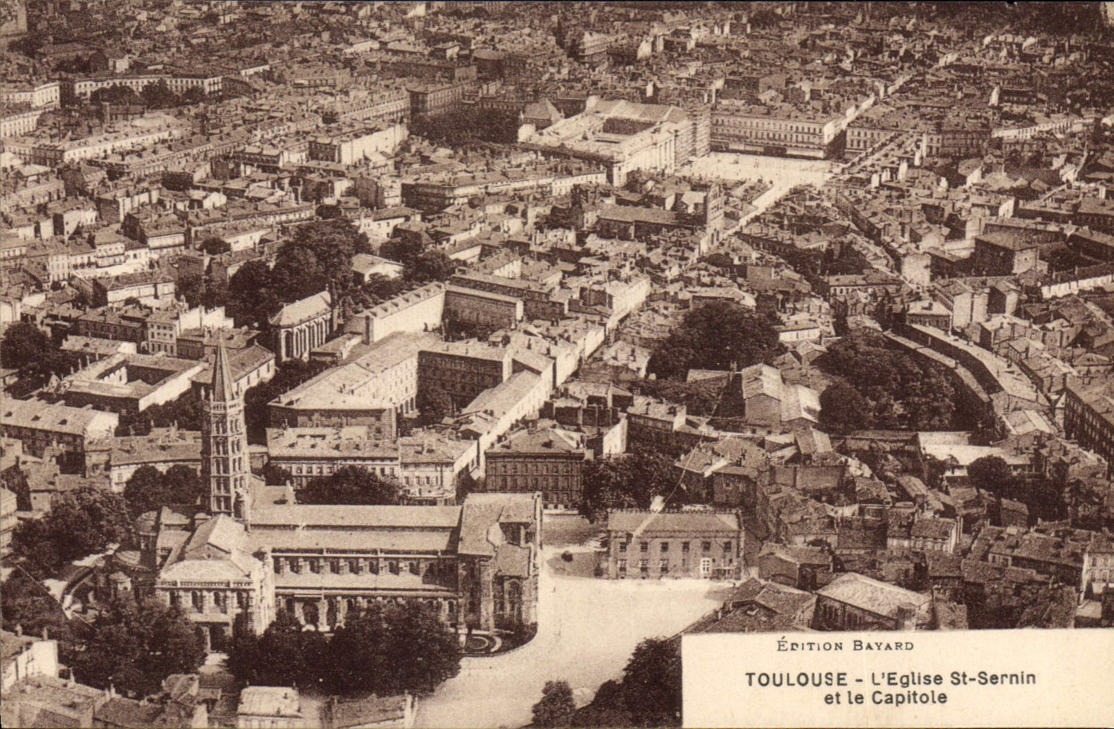 CPA Toulouse Eglise St Sernin et le capitole