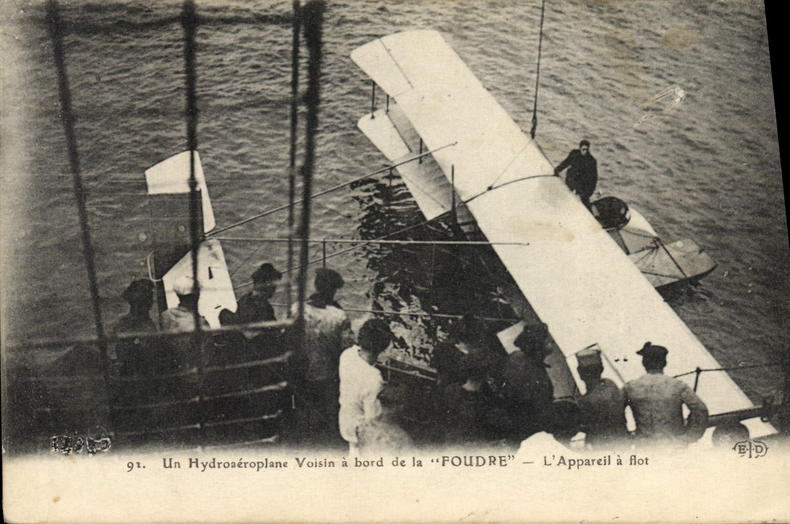 CPA Aviation Un Hydroaeroplane Voisin a bord de la Foudre L'appareil a flot