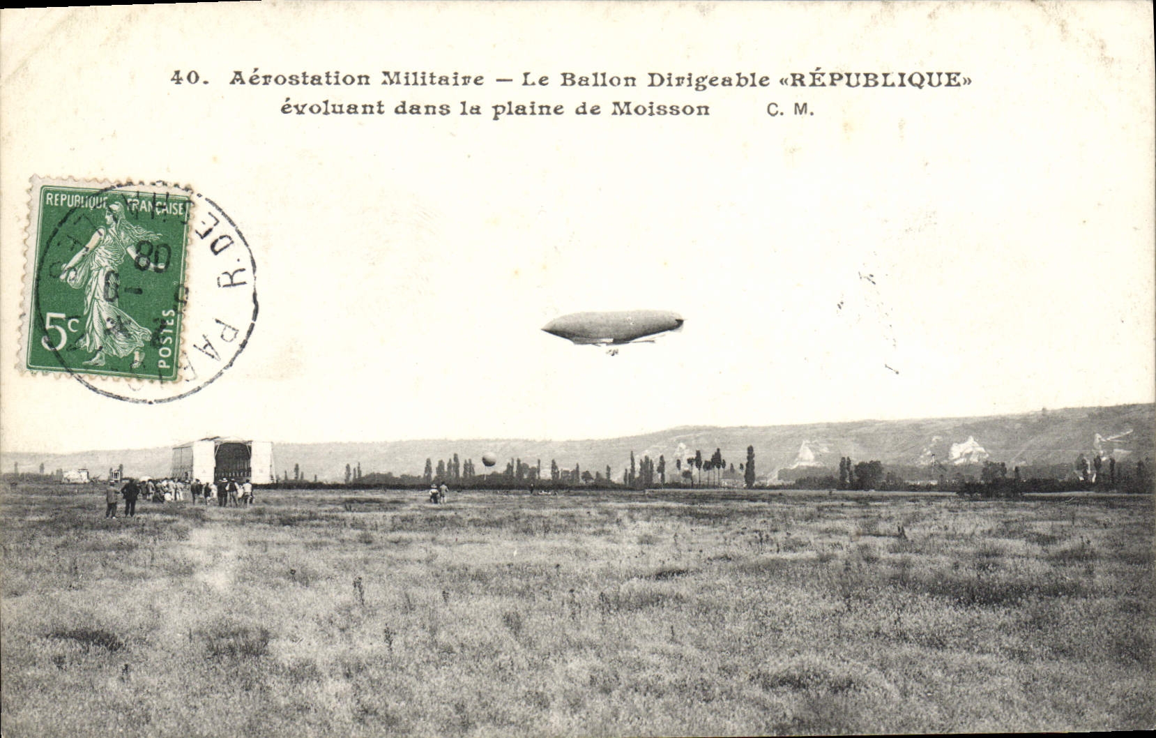 Zepelín militar del dirigible de la POSTAL de la VENDIMIA que hincha el desarrollo/que se mueve de la república del dirigible en el llano de la cosecha