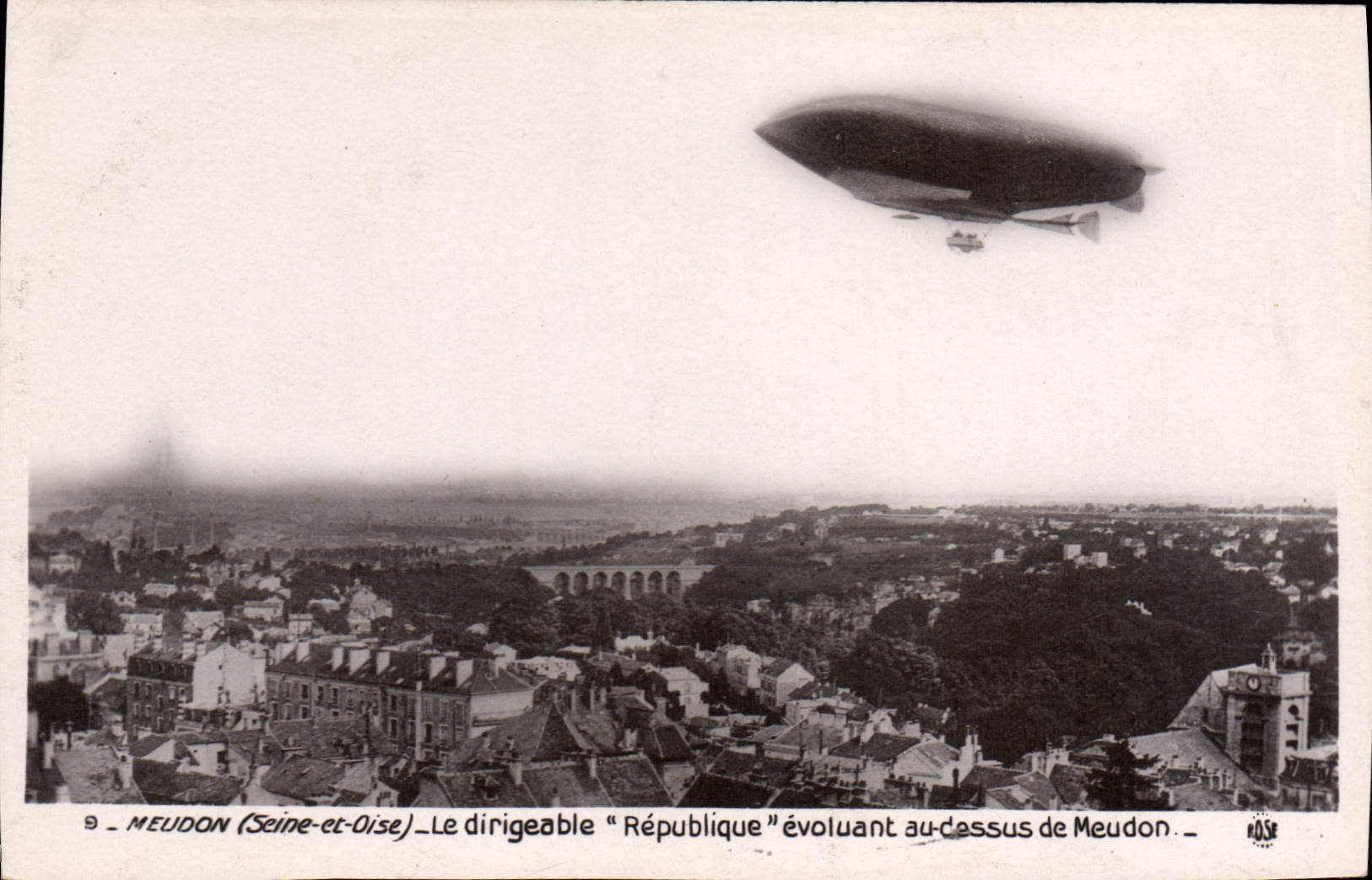 CPA Dirigeable Zeppelin Meudon Le Dirigeable Republique evoluant au dessus de Meudon