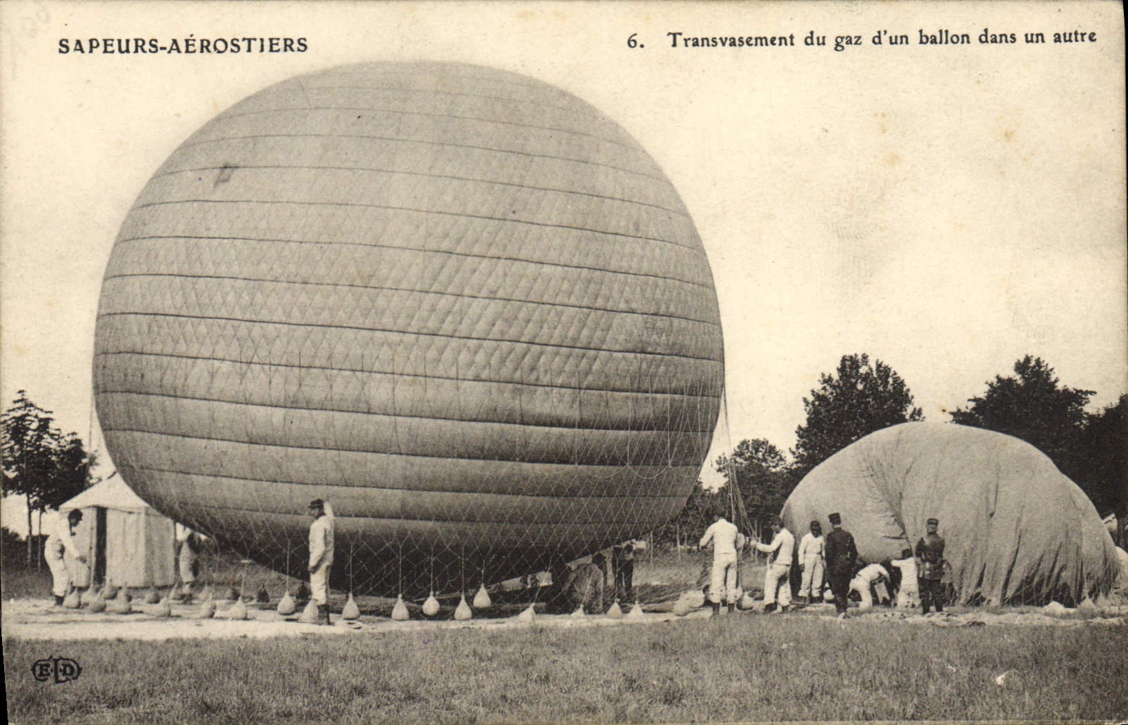 CPA Dirigeable Sapeurs aerostiers Transvasement du gaz d'un ballon dans un autre Zeppelin TOP