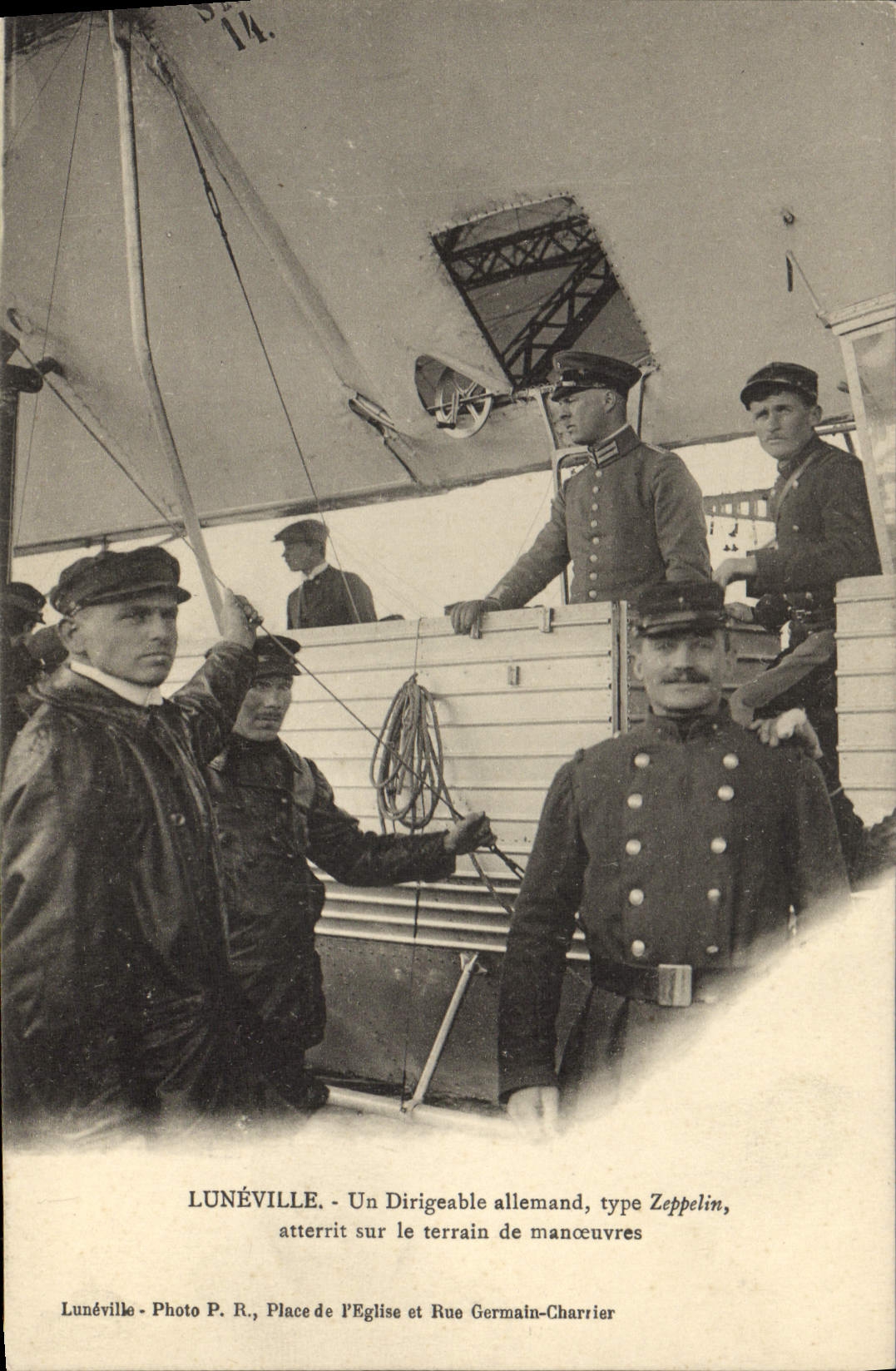 CPA Dirigeable Zeppelin Luneville Un dirigeable allemand atterrit sur le terrain de manoeuvres