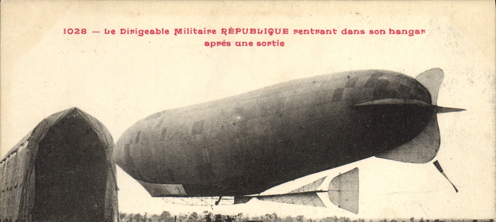 CPA Dirigeable Zeppelin Le dirigeable militaire Republique rentrant dans son hangar apres une sortie