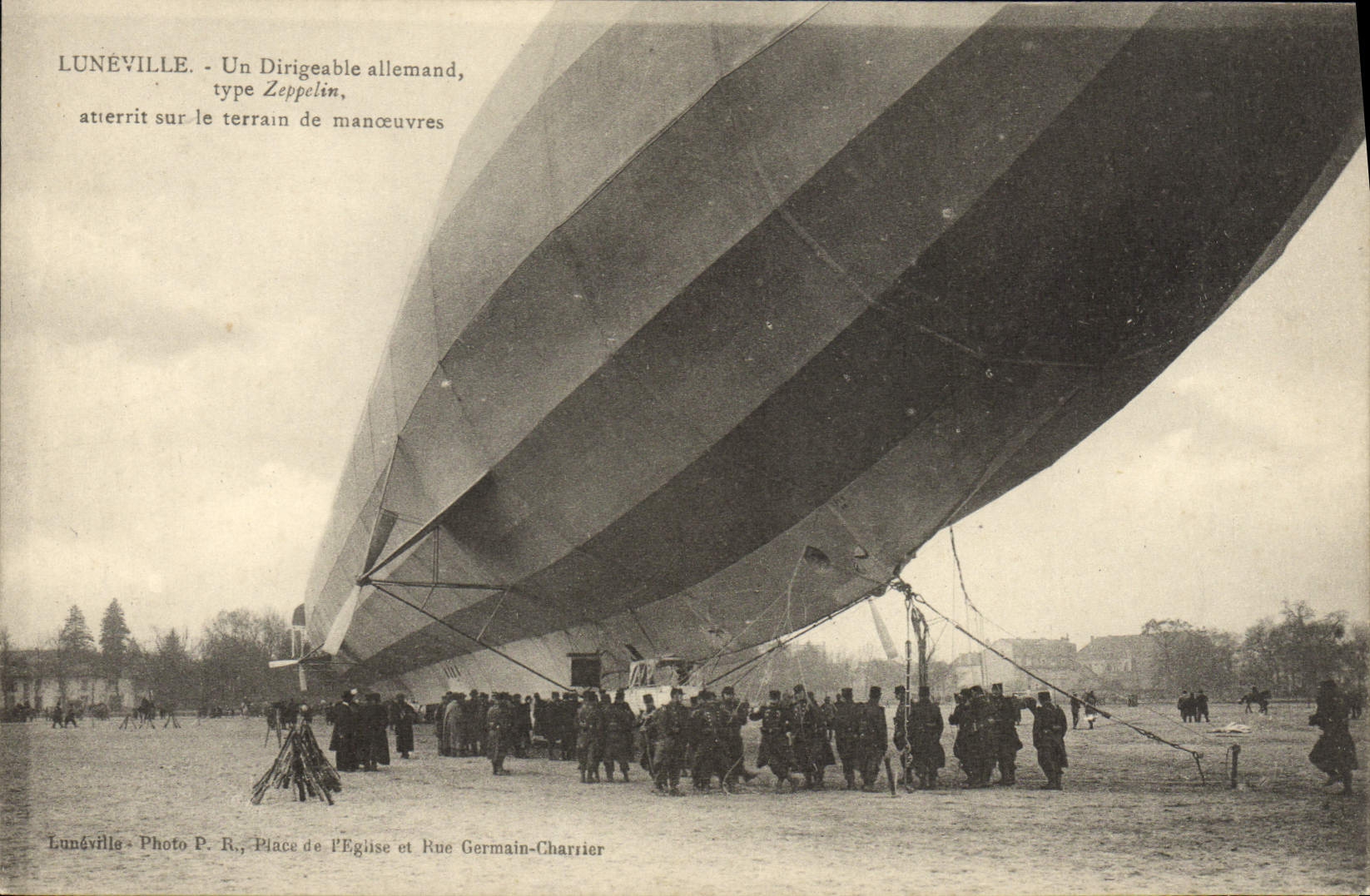 CPA Dirigeable Zeppelin Luneville Dirigeale allemand atterit sur le terrain de manoeuvres