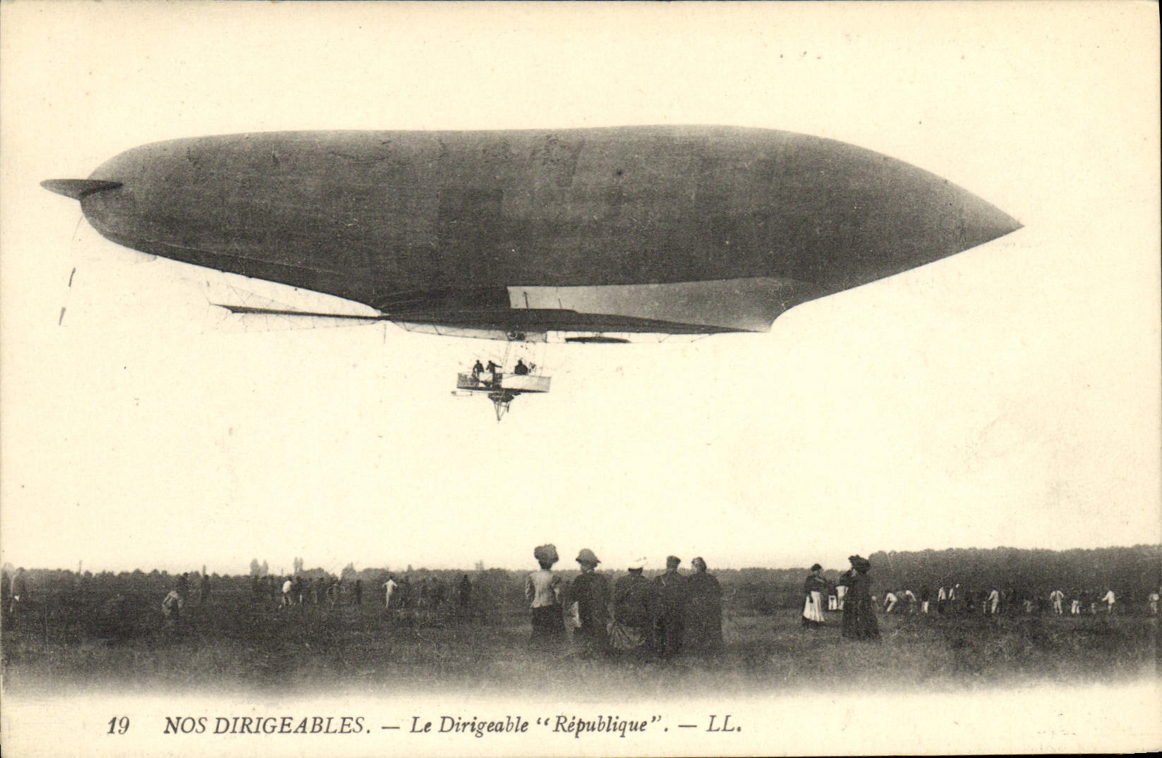 CPA Dirigeable Republique Zeppelin