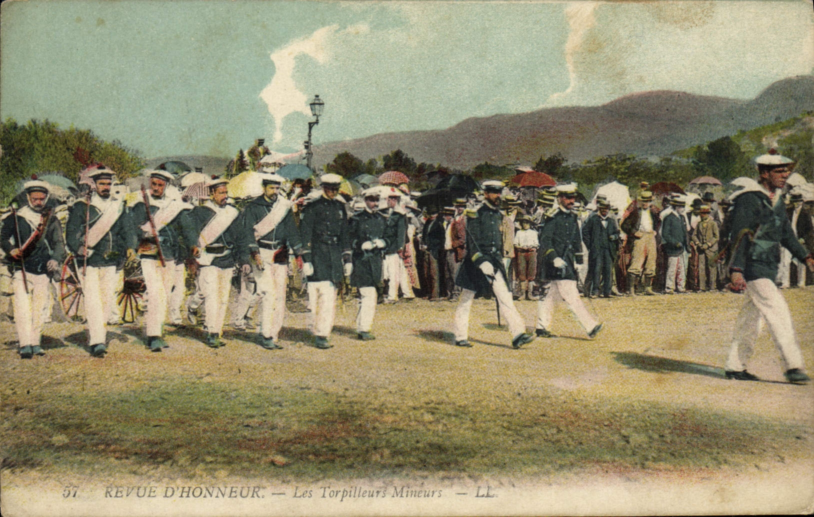 CPA Bateau Guerre Revue d'honneur Les torpilleurs mineurs Militaria