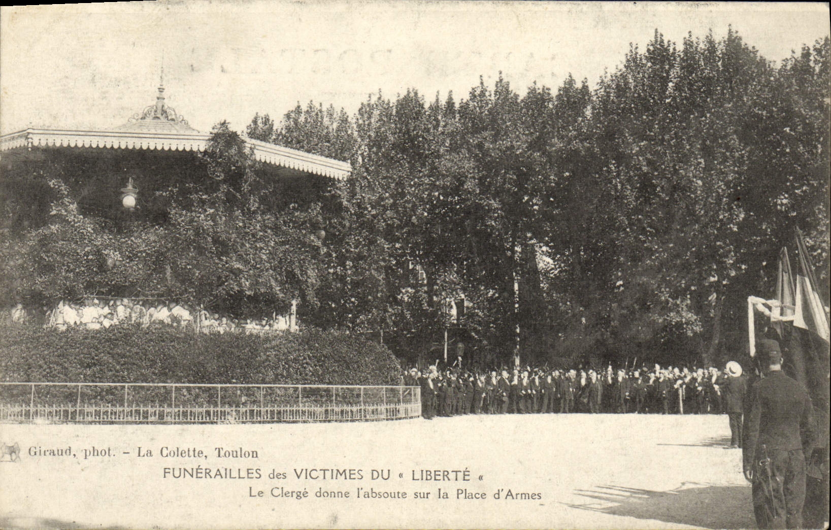 CPA Bateau Guerre Funerailles des victimes du Liberte La clerge donne l'absoute sur la place d'armes 