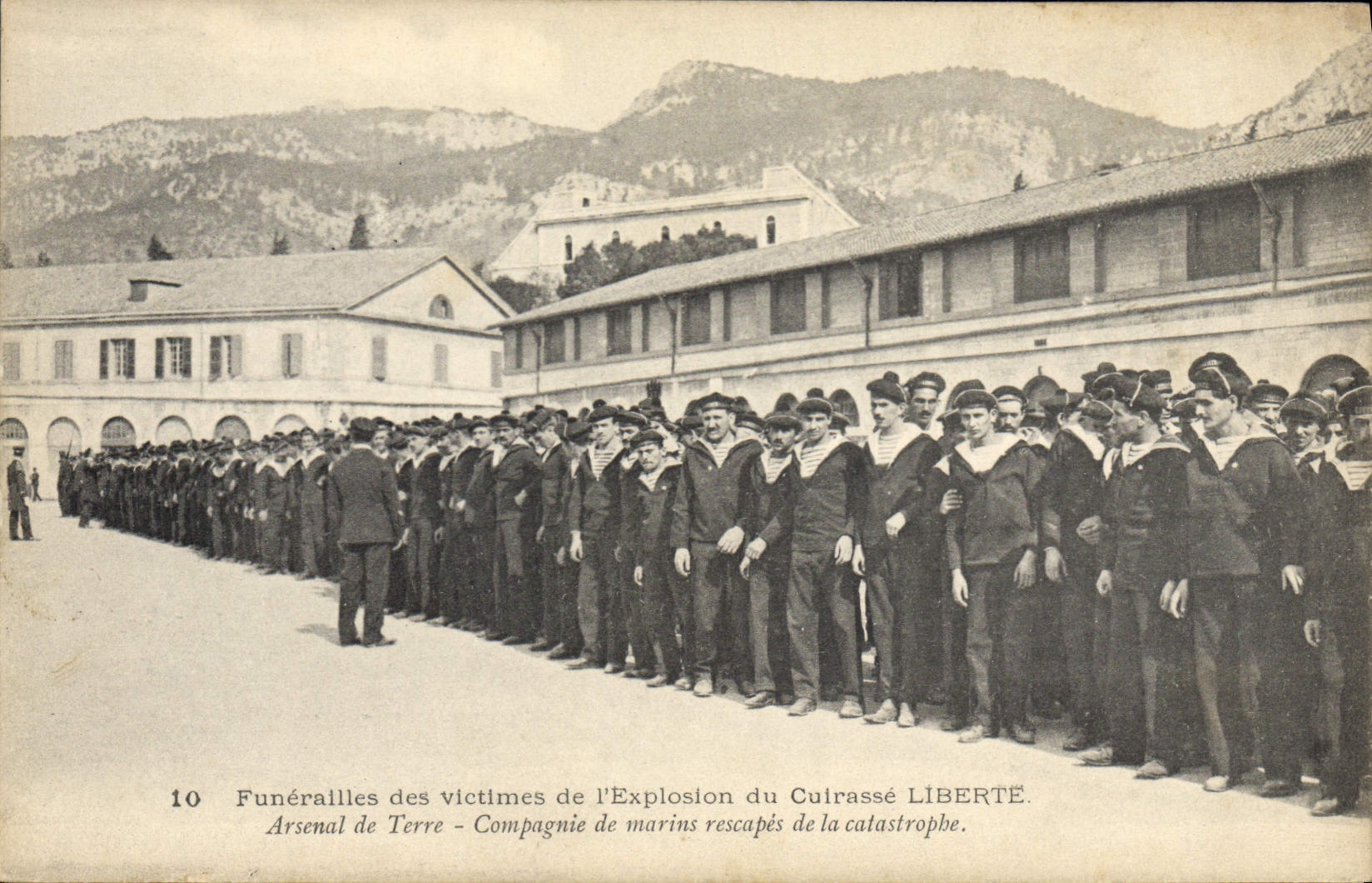 CPA Bateau Guerre Funerailles des victimes de l'explosion du cuirasse Liberte Arsenal de terre Compagnie des marins
