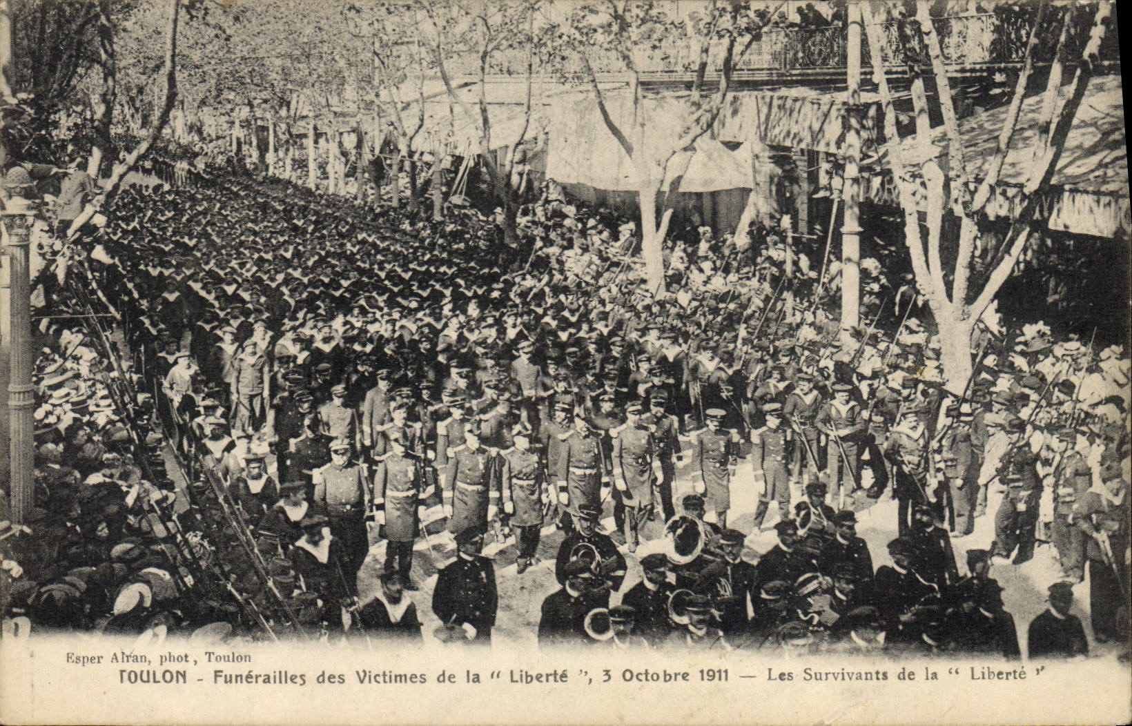 VINTAGE POSTCARD Boat War Toulon Funeral of the victims of Freedom survivors of freedom