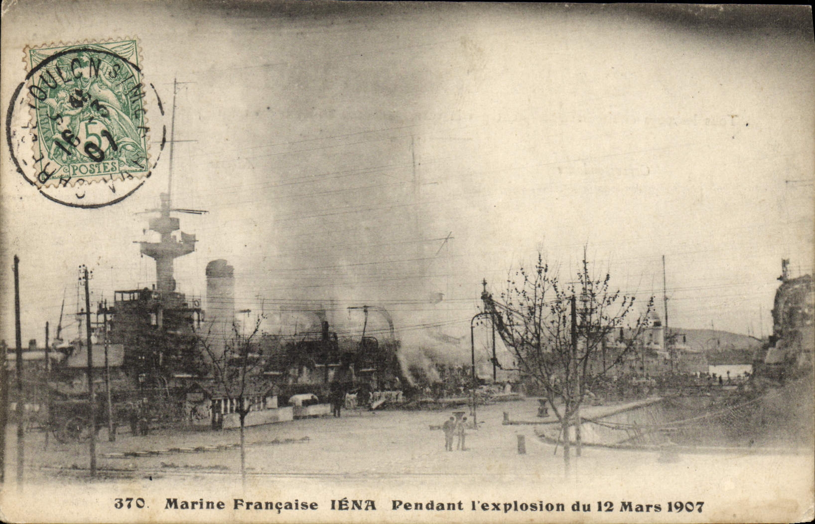 CPA Bateau Guerre Marine francaise Iena pendant l'explosion du 12 mars 1907