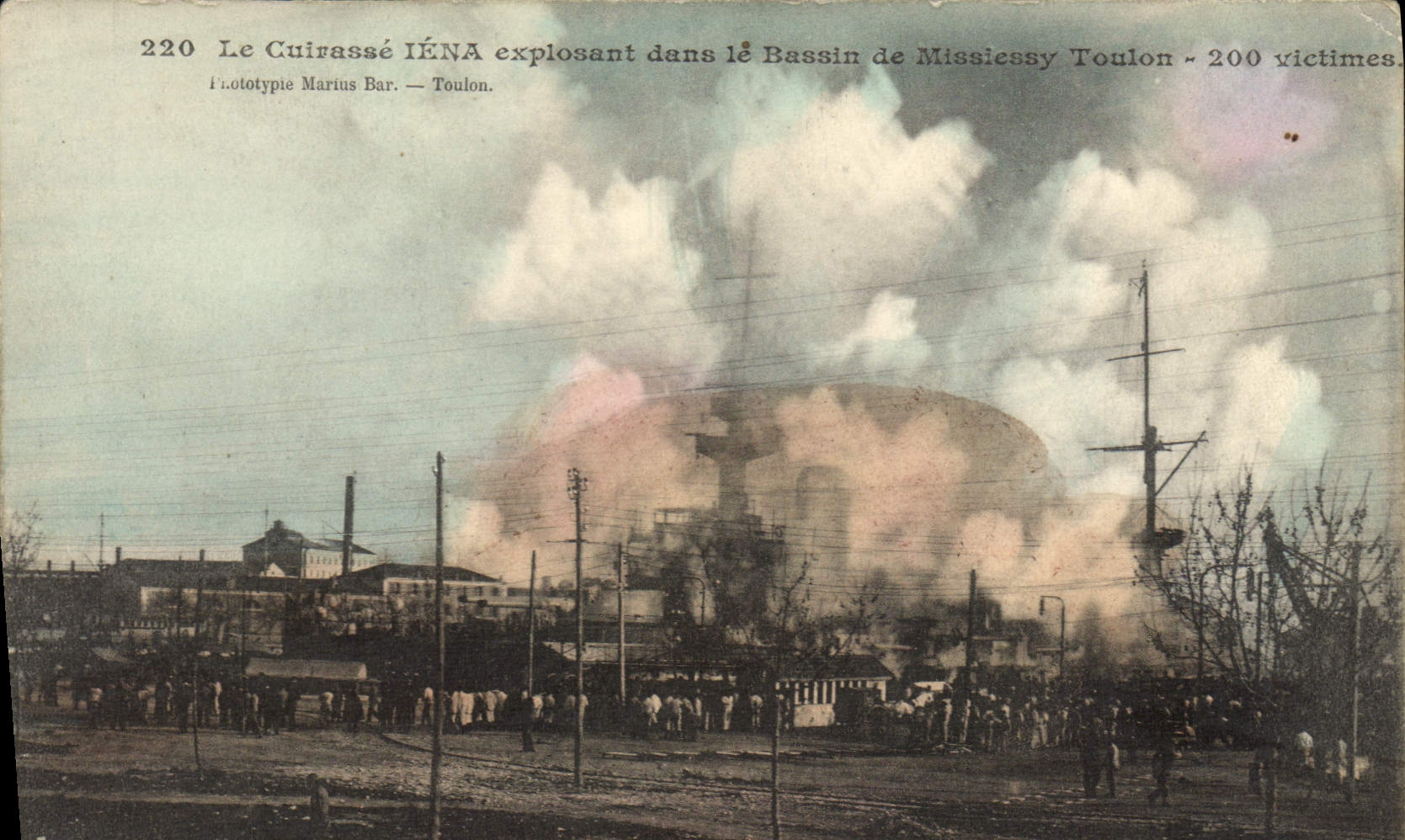 CPA Bateau Guerre Le cuirasse Iena explosant dans le bassin de Missiessy 