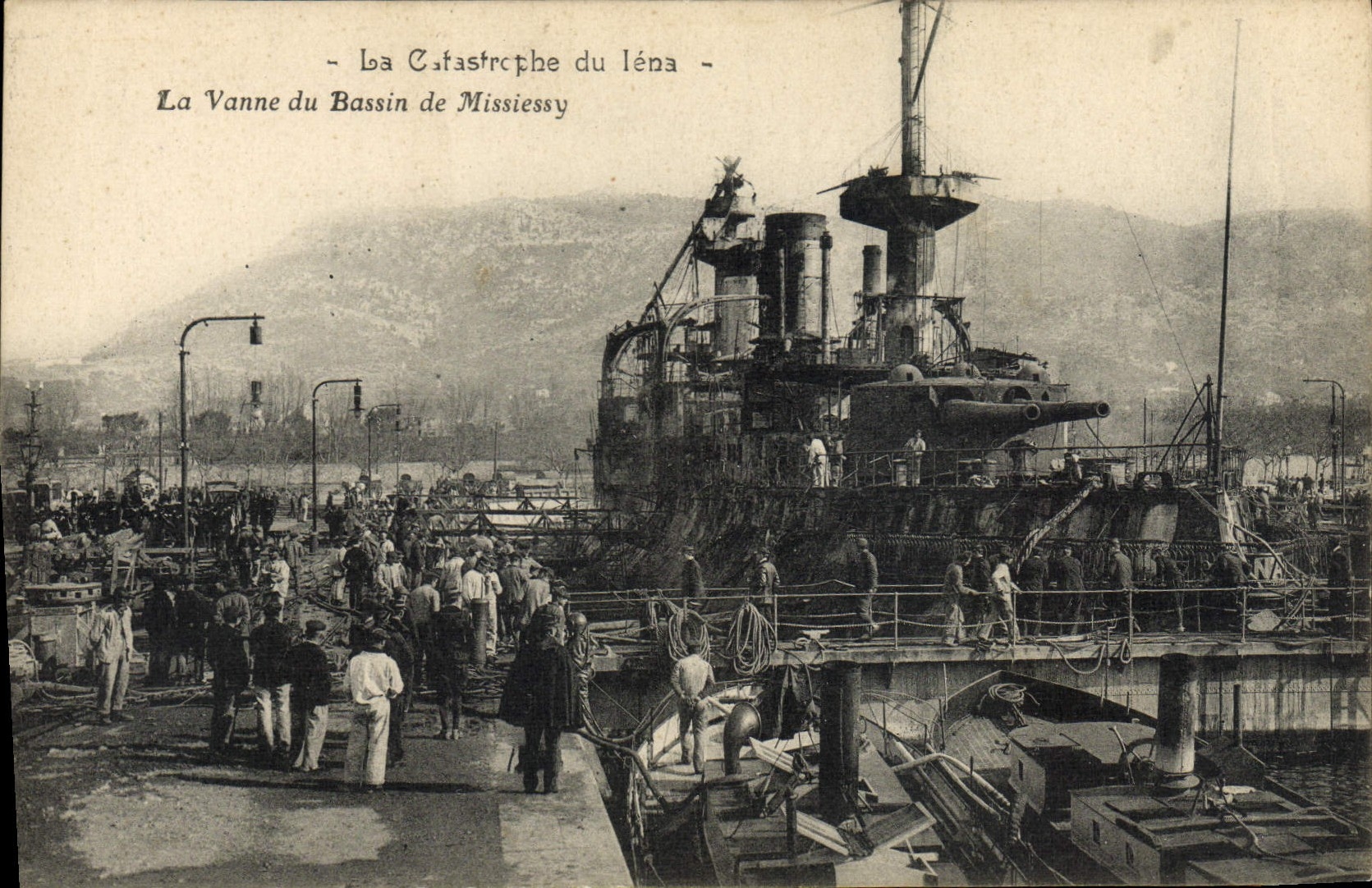 CPA Bateau Guerre La catastrophe la vanne du bassin de Missiessy