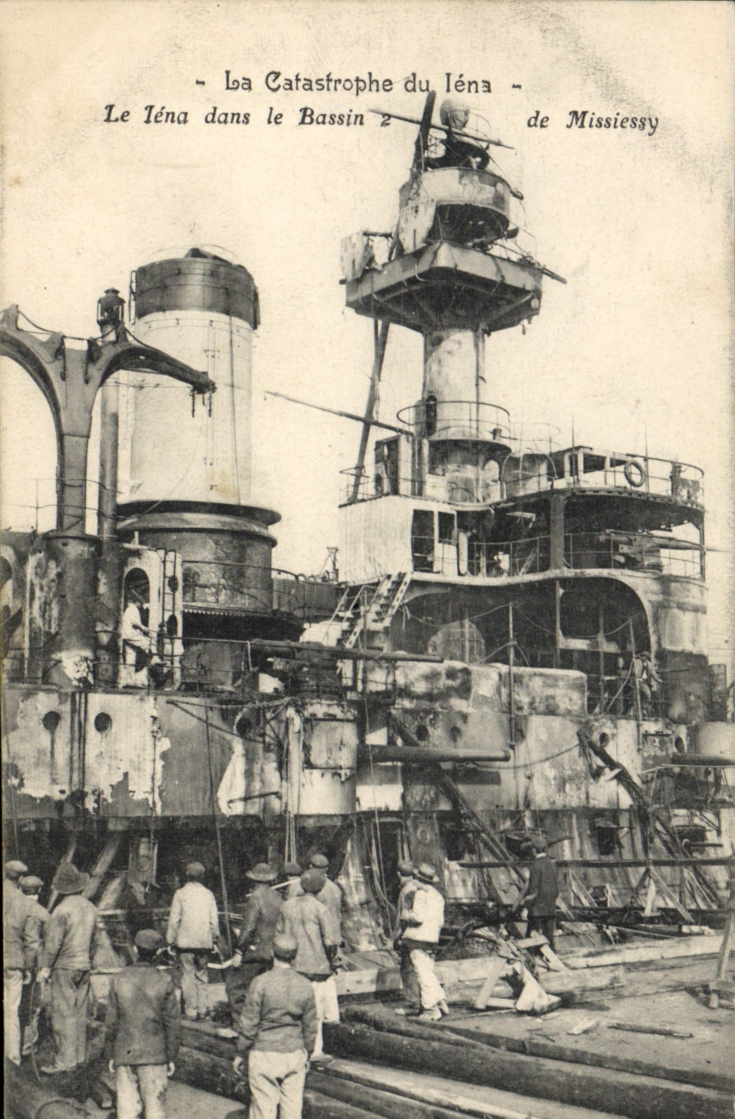 CPA Bateau Guerre Catastrophe du Iena Le Iena dans le bassin de Missiessy