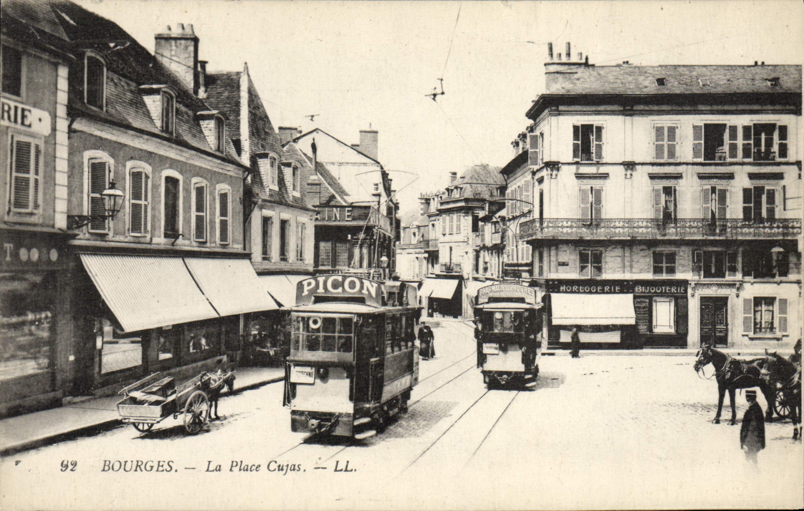 CPA Tramway Bourges La place Cujas Picon