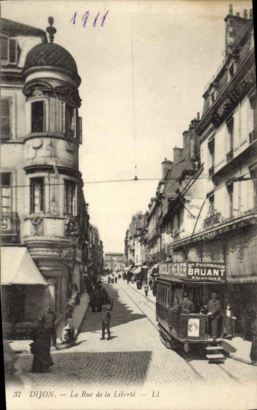 CPA Tramway Dijon La rue de la Liberte Pharmacie Bruant 