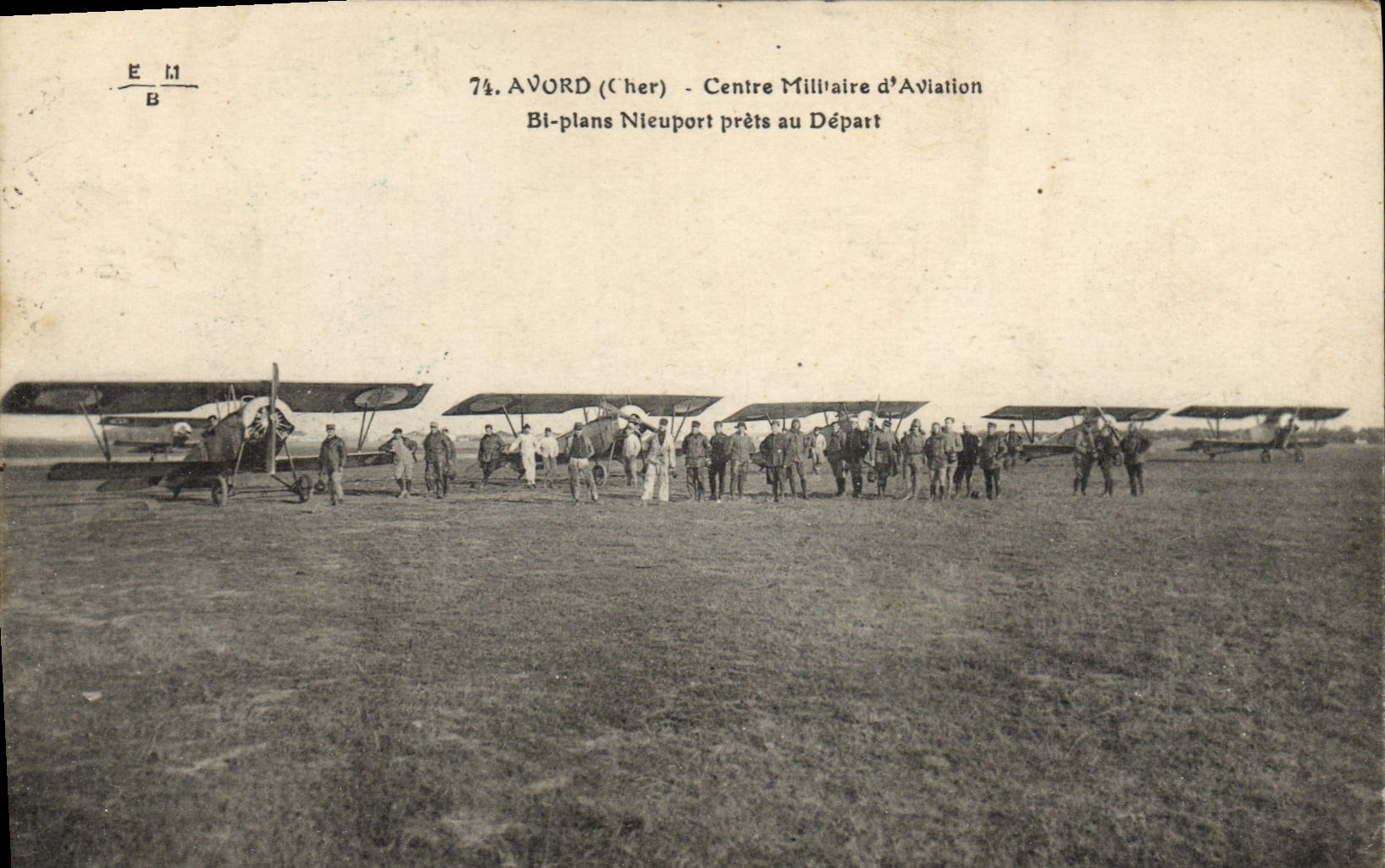 CPA Avion Aviation Avord Centre militaire d'aviation Bi plans Nieuprt prets au depart 