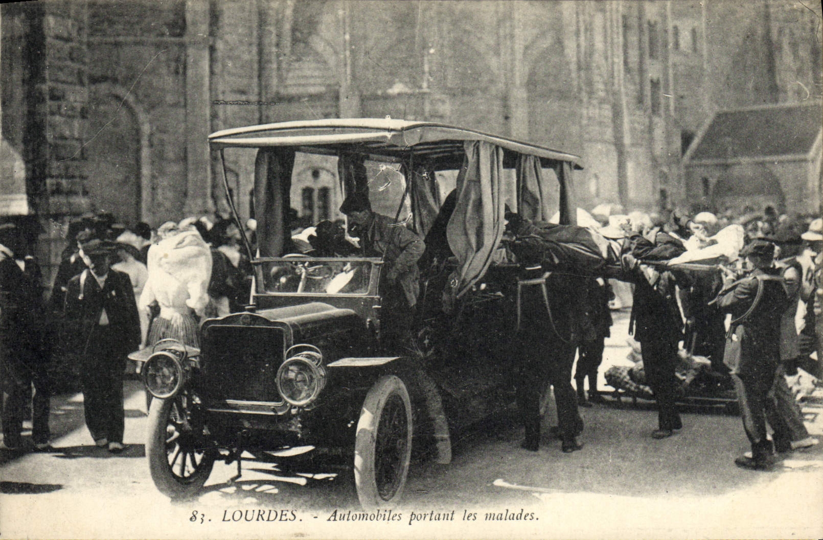 CPA Automobile Lourdes Automobiles portant des malades