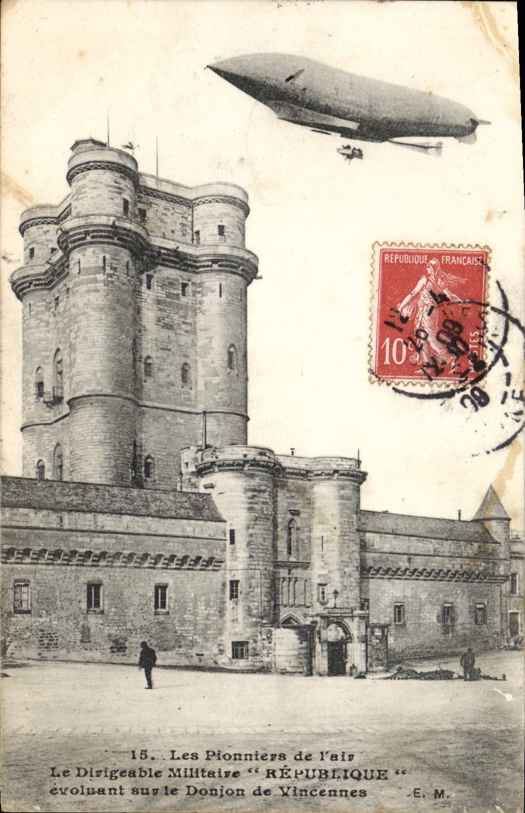 VINTAGE POSTCARD Plane Aviation Airship Zeppelin Republic evolving/moving on the keep of Vincennes