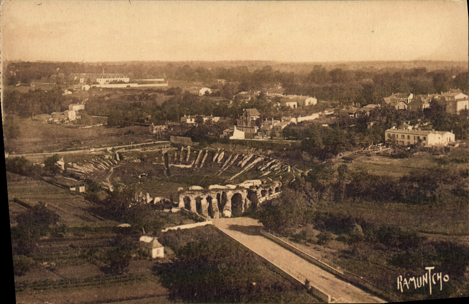 CPA Saintes Vue panoramique des arenes gallo romaines 