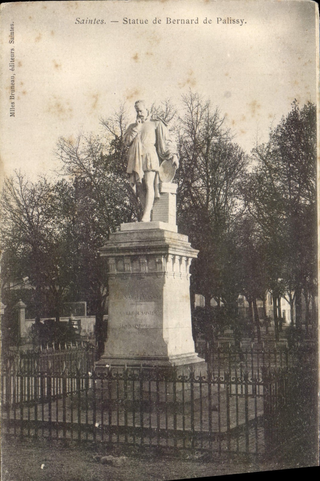 CPA Saintes Statue de Bernard de Palissy