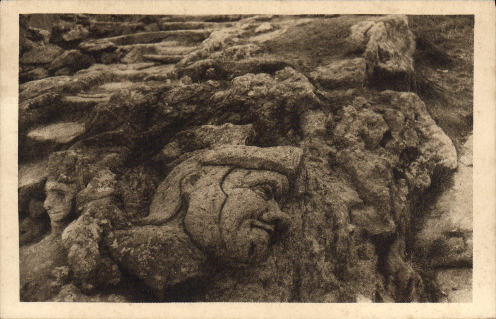 CPA Rotheneuf Les rochers Sculptes le guerrier romain