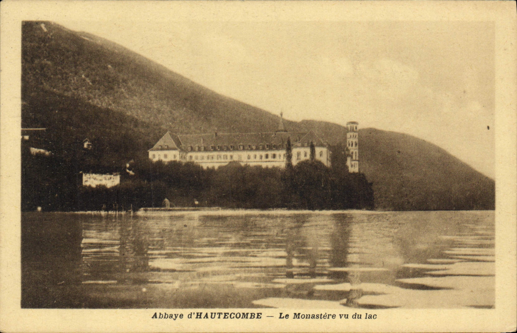 CPA Abbaye D'Hautecombe Le Monastere Vu Du Lac