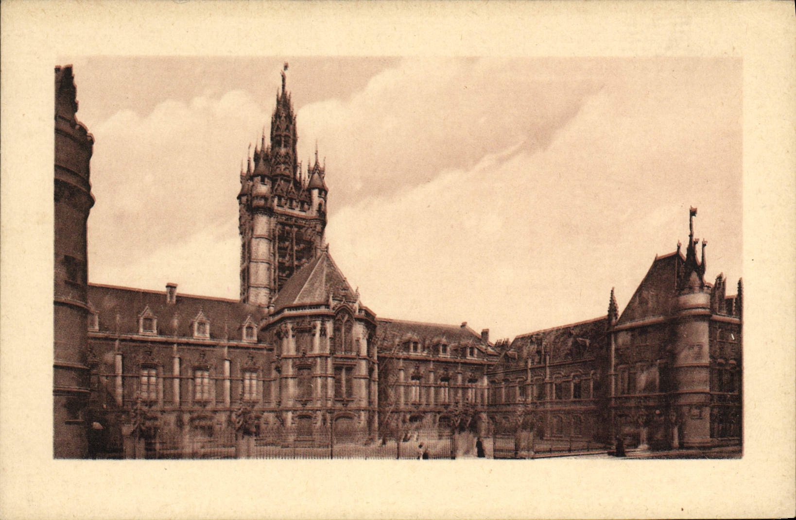 VINTAGE POSTCARD Douai the Town hall