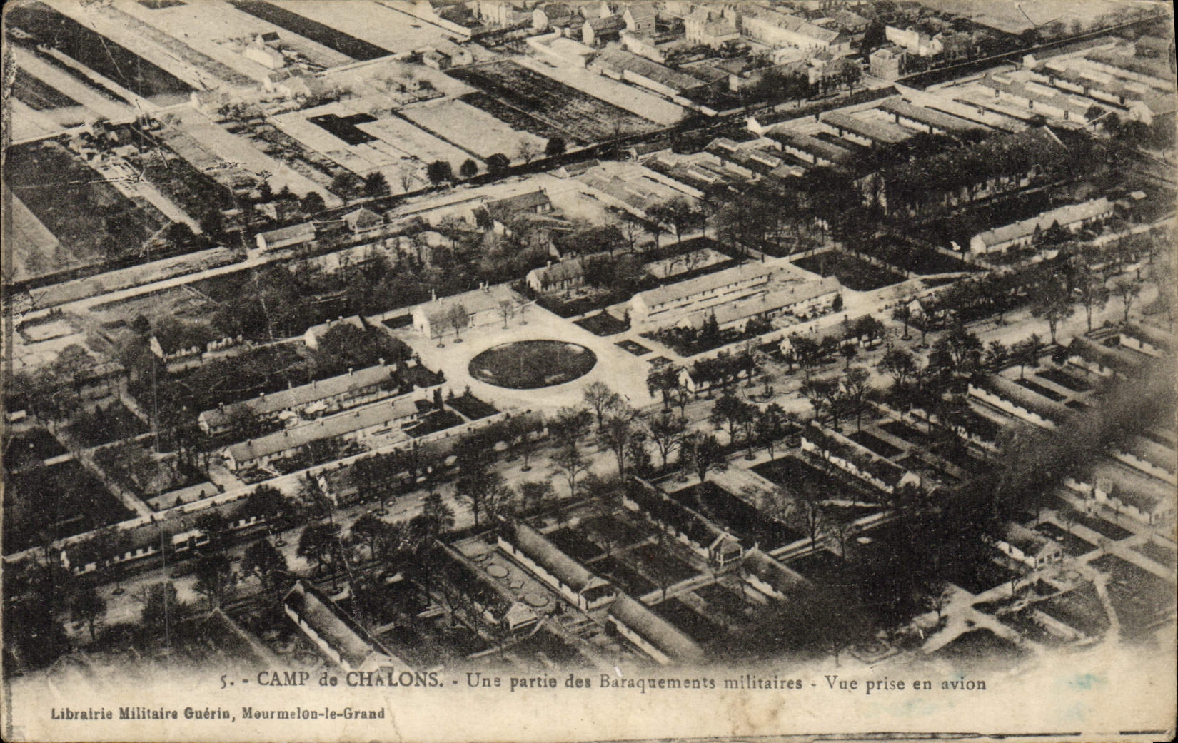 CPA Camp De Chalons Une Partie Des Baraquements militaires Vue prise en avion Militaria