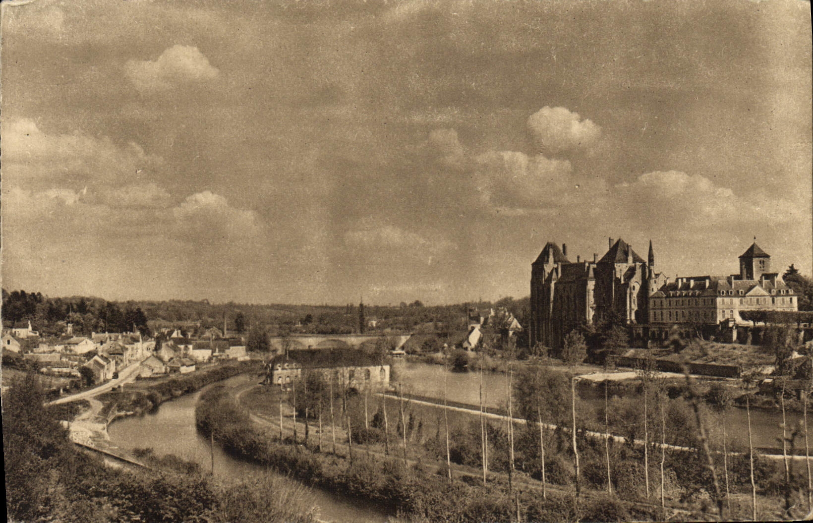 CPA L'Abbaye Saint Pierre De Solesmes et la vallee de la Sarthe