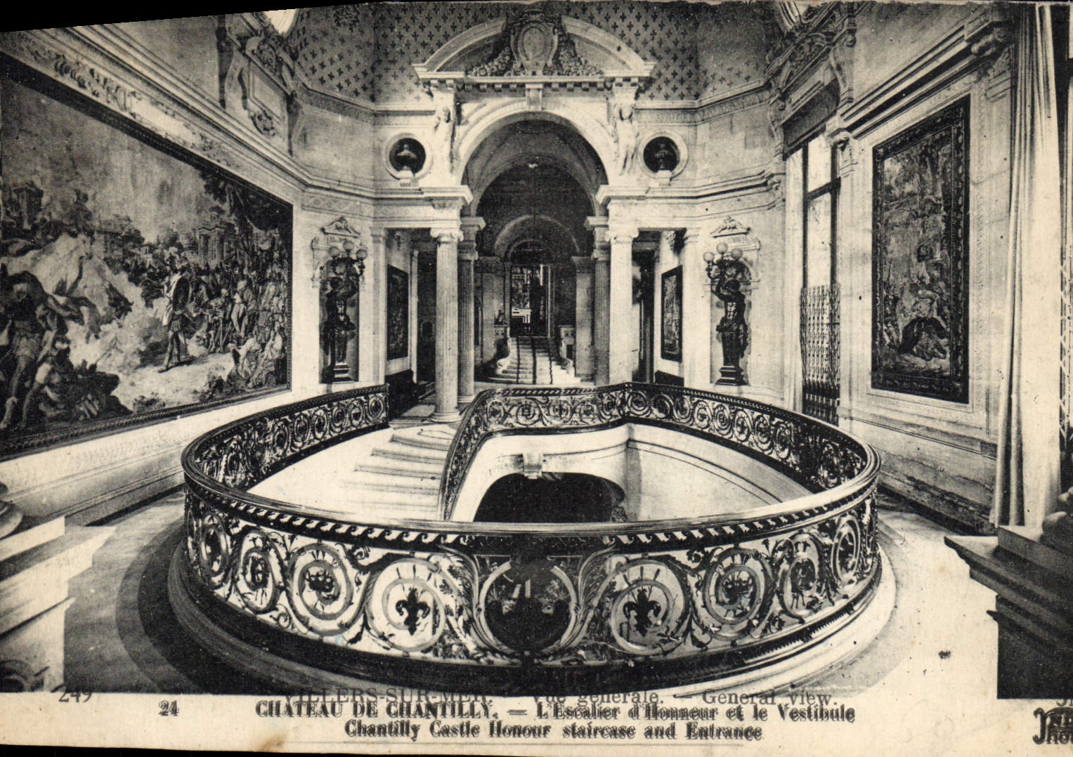 CPA Chateau De Chanitlly L'escalier d'honneur et le vestibule