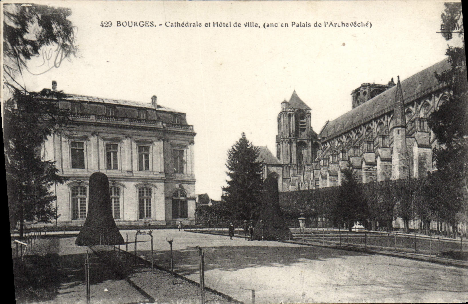 Paladar viejo del ayuntamiento de la catedral y de Bourges de la POSTAL de la VENDIMIA del palacio del arzobispo