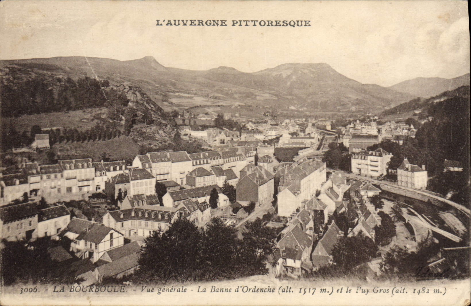 CPA La Bourboule Vue Generale La Banne D'Ordenche et le Puy Gros