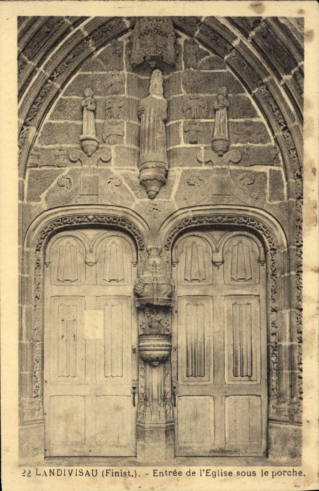De I' Eglise de la POSTAL de la VENDIMIA de Landivisau Entered debajo del pórtico
