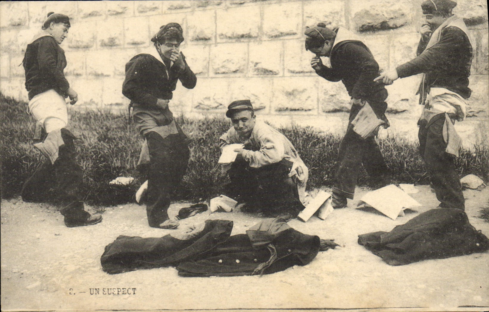 VINTAGE POSTCARD Marisn Boat a suspect