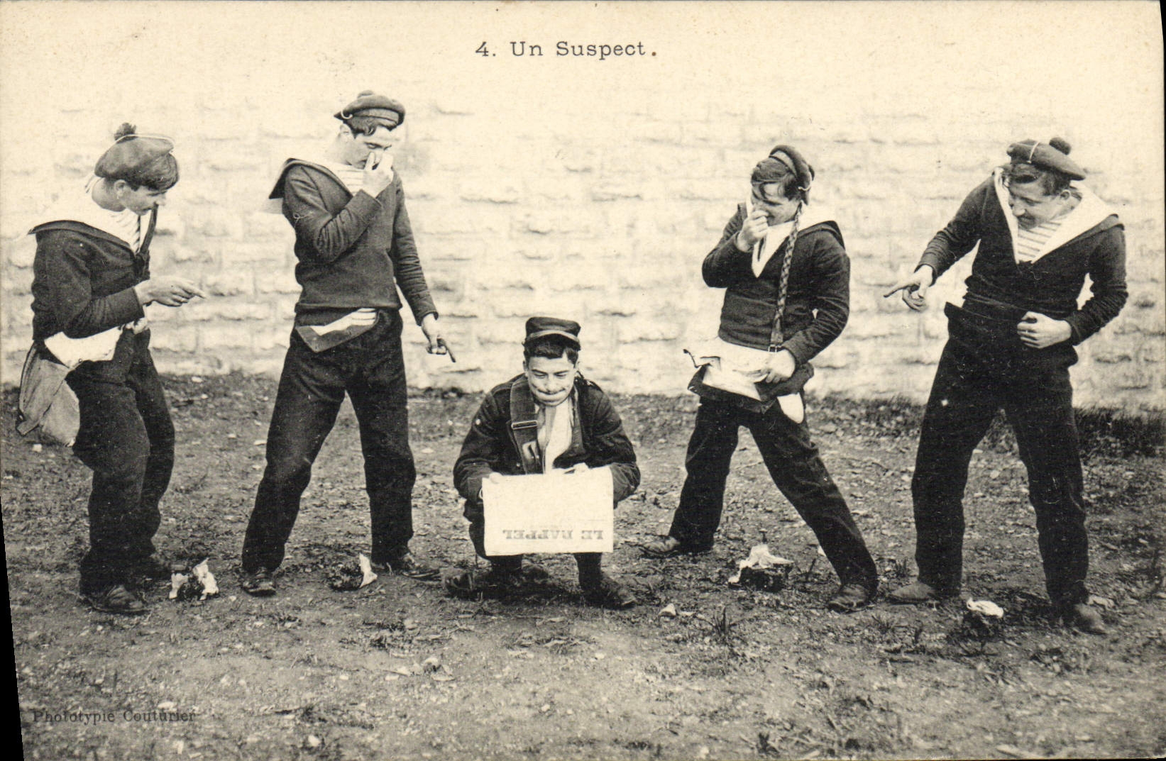 CPA Bateau Marins Un suspect