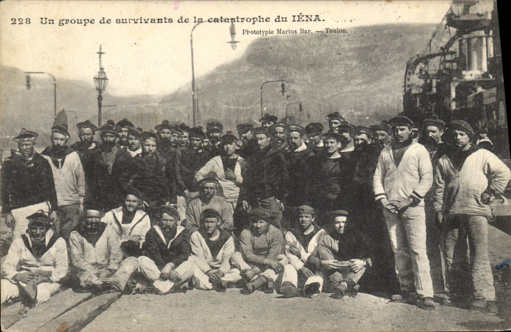 VINTAGE POSTCARD Boat a group of survivors of the catastrophe of Iena