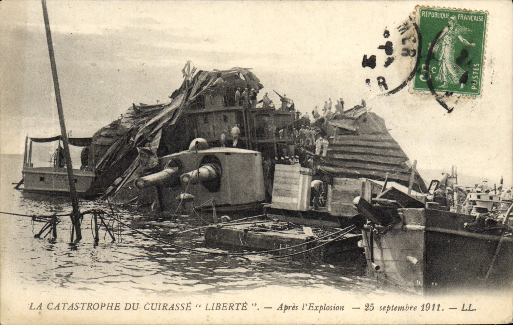 CPA Bateau Le catastrophe du Cuirasse liberte Apres l'explosion25 septembre 1911