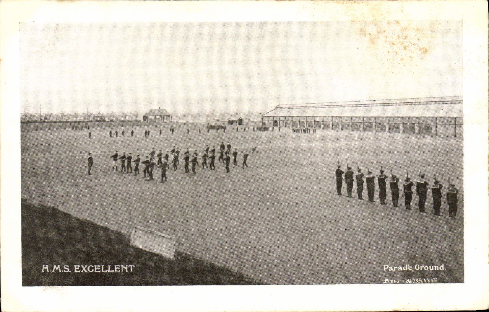 VINTAGE POSTCARD Excellent Bateau HMS Parades ground