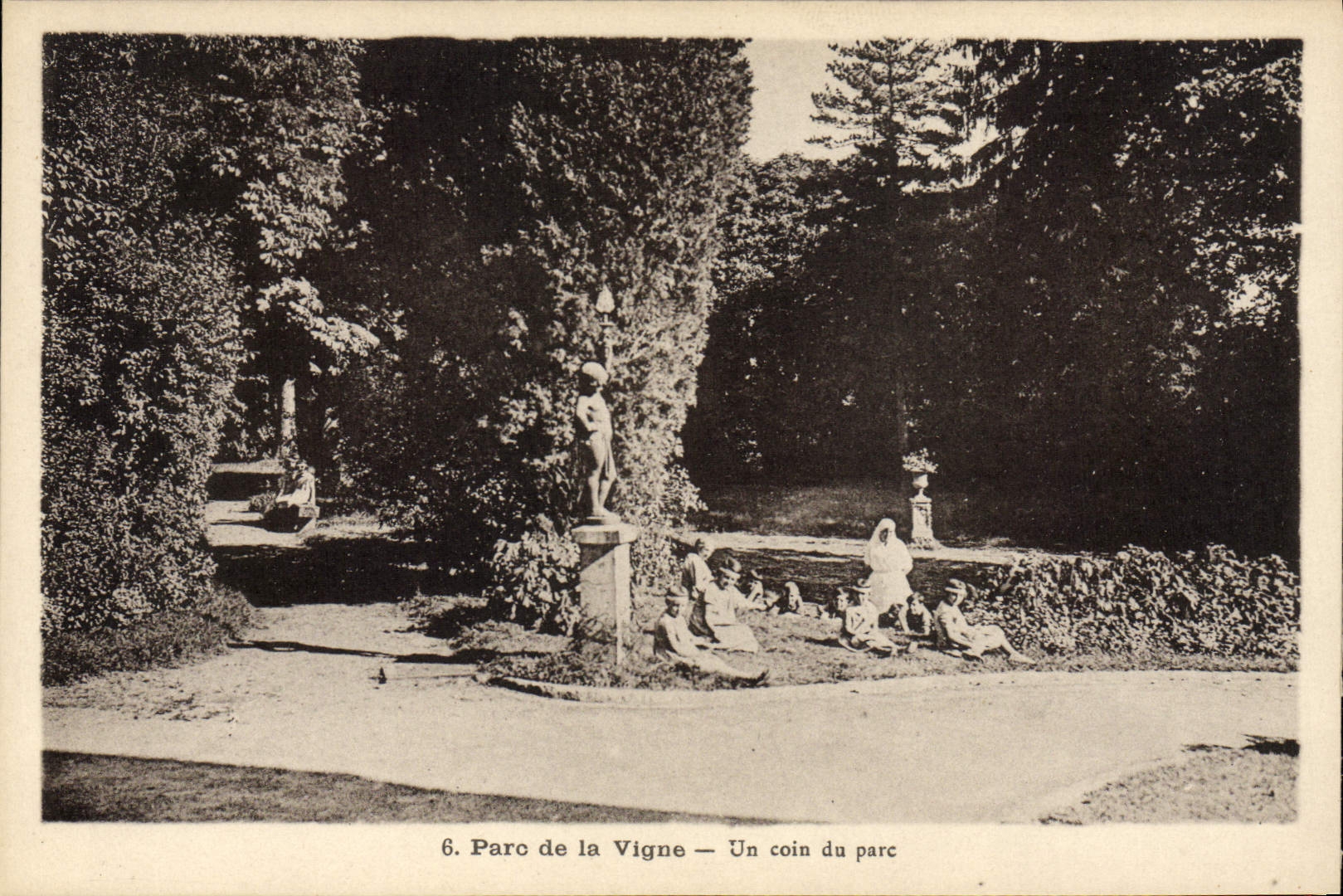 CPA Maison des enfants des cheminots du Nord Parc de la Vigne Crouy sur Ourcq Train un coin du parc