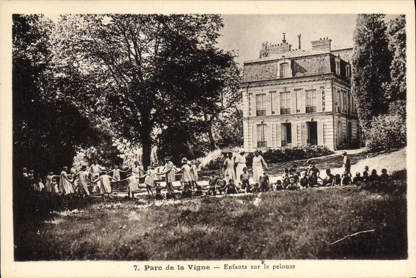 VINTAGE POSTCARD House of the children of the railwaymen of North Park of the Crouy Vine on Ourcq Train Children on the lawn