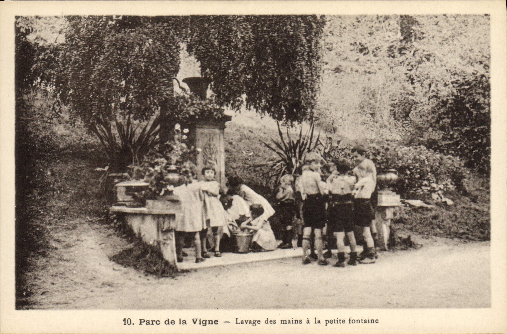 VINTAGE POSTCARD House of the children of the railwaymen of North Park of the Crouy Vine on Ourcq Train Washing of the hands small fountain
