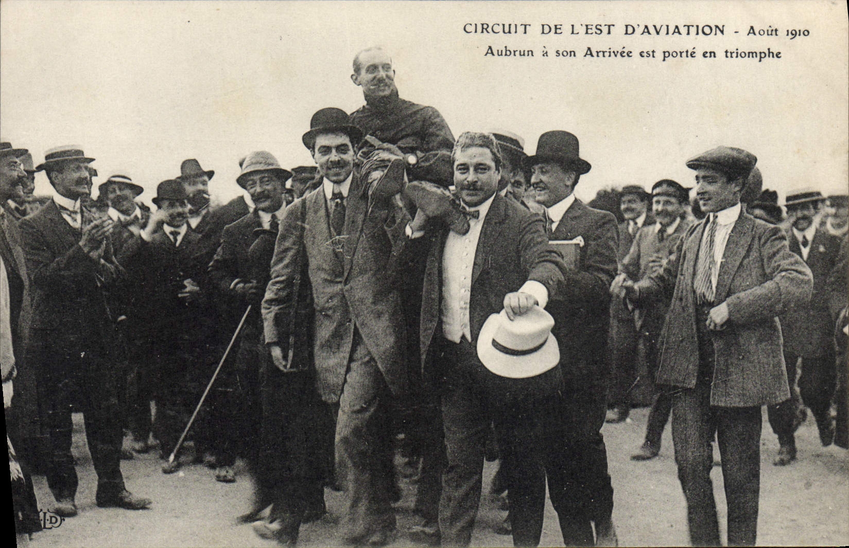 CPA Avion Aviation Circuit de l'Est Aviation Aout 1910 Aubrun a son arrivee est porte en triomphe 