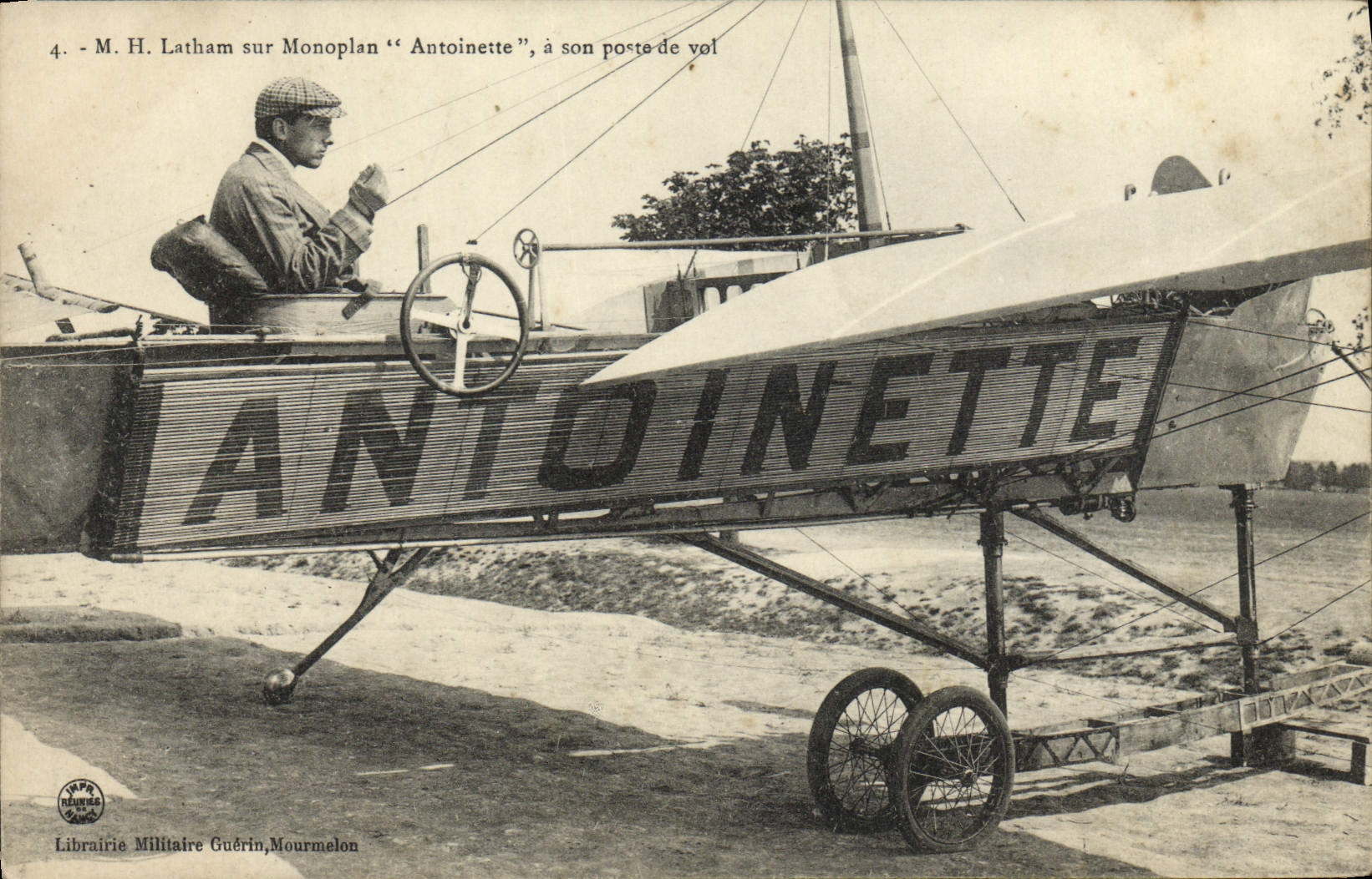 CPA Avion Aviation Latham sur monoplan Antoinette a son poste de vol 