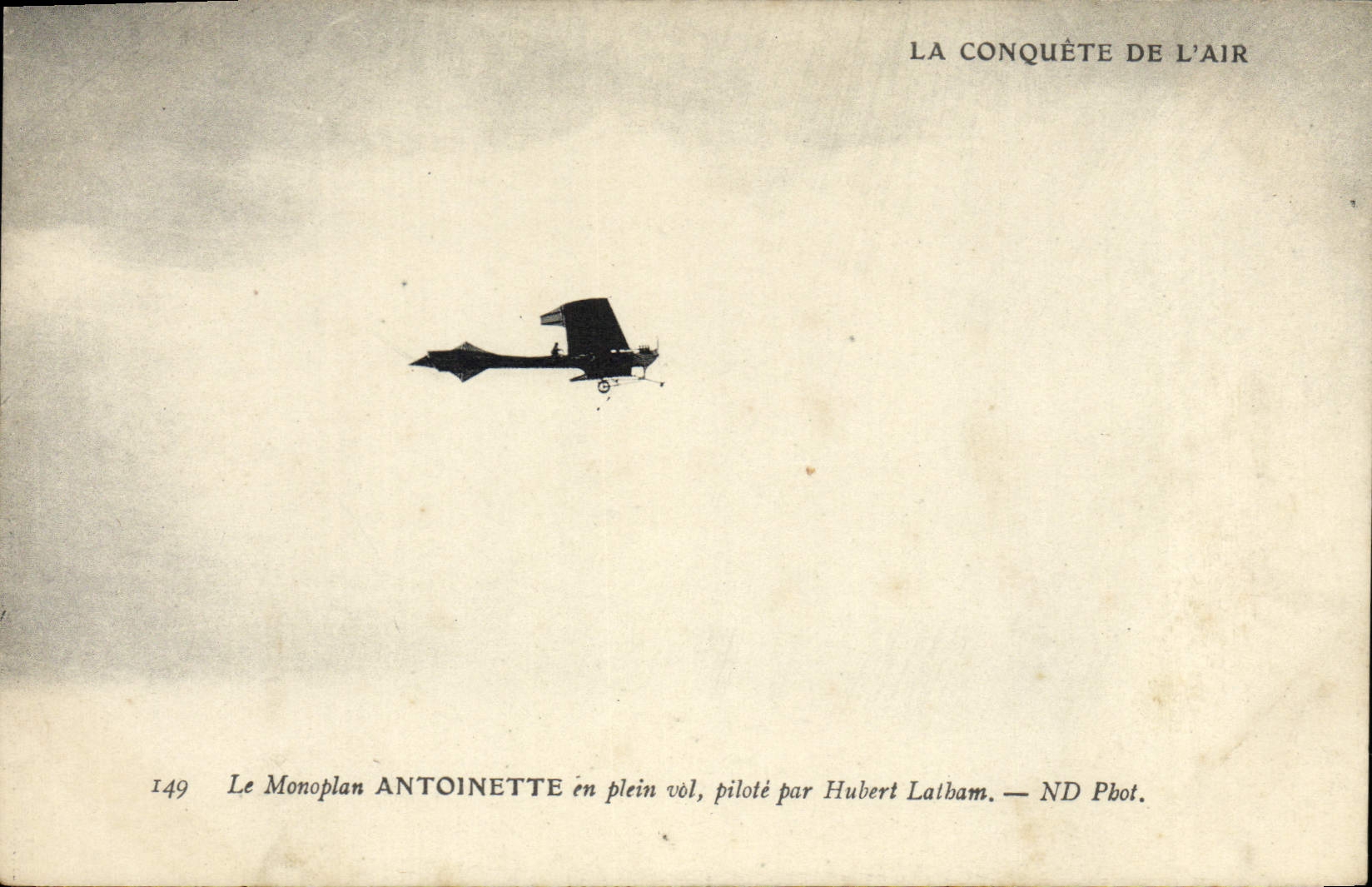 CPA Avion Aviation Monoplan Antoinette en plein vol pilote par Hubert Latham