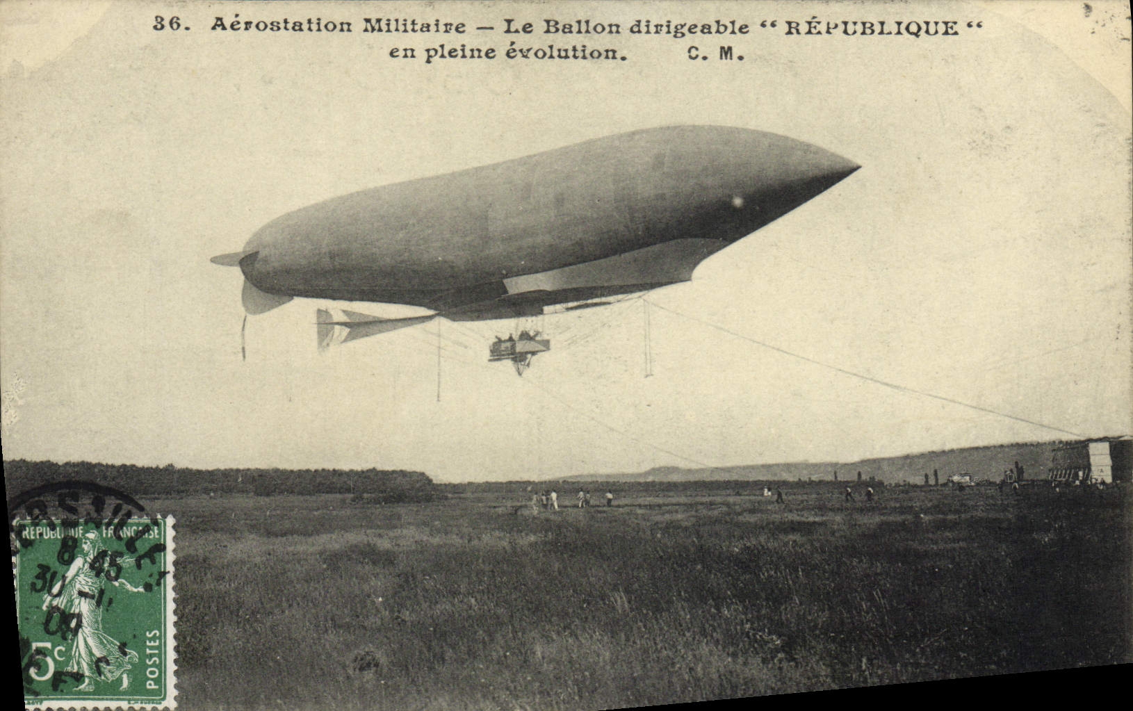 CPA Avion Aviation Dirigeable Zeppelin Republique en plein evolution