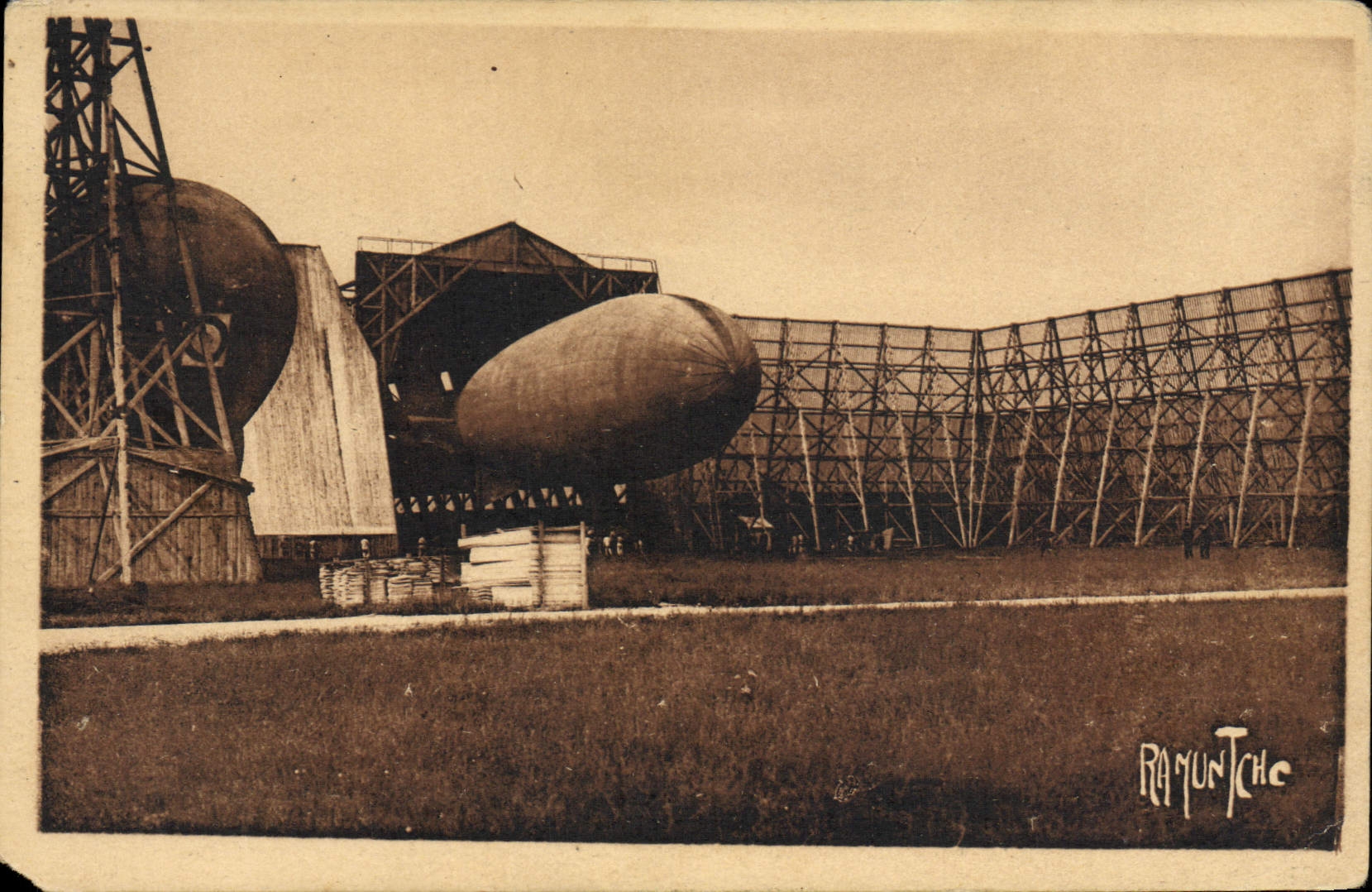 CPA Avion Aviation Dirigeable Zeppelin Rochefort Base des dirigeables de la Marine