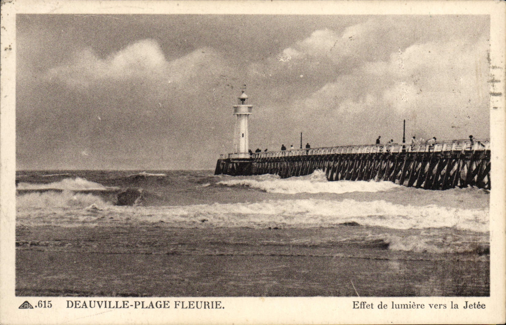 CPA Deauville Plage Fleurie Effet de lumiere vers la Jetee Phare
