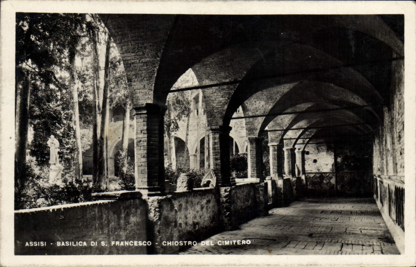 VINTAGE POSTCARD Assisi Basilica di S francesco Chiostro Del Cimitero