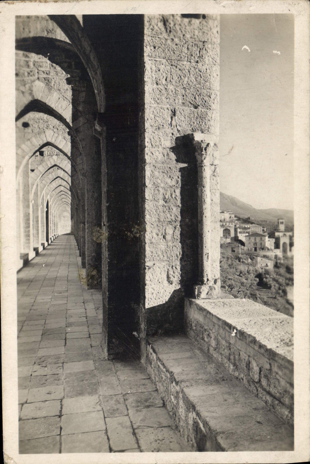 VINTAGE POSTCARD Assisi Loggiato del Sacro Conveto