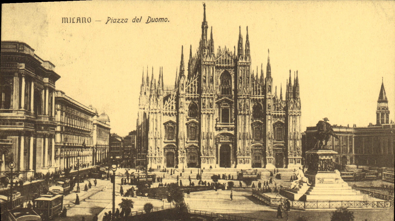 VINTAGE POSTCARD Milano Piazza del Duomo Tram